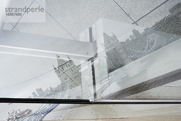UK  London  Tower Bridge spiegelt sich im Fenster