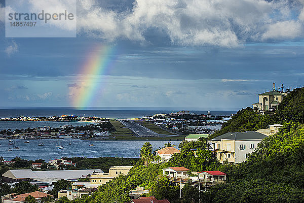 Karibik  Antillen  Sint Maarten  Regenbogen über dem internationalen Flughafen Prinzessin Juliana