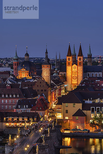 Deutschland  Bayern  Franken  Würzburg  Historische Altstadt zur blauen Stunde