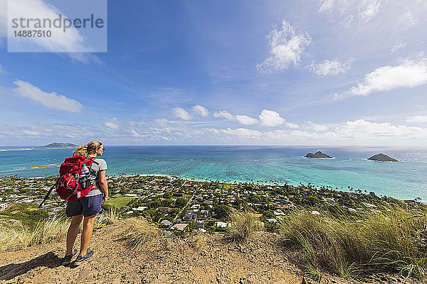 USA  Pazifischer Ozean  Hawaii  Oahu  Kailua  Wanderin auf dem Lanikai Pillbox Trail  Kaiwa RidgeTrail  Blick auf Na Mokulua  Die Zwillingsinseln