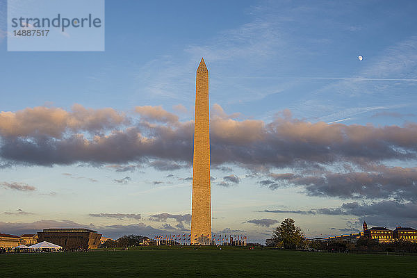 USA  Washington DC  National Mall  Blick auf das Washington Monument bei Sonnenuntergang