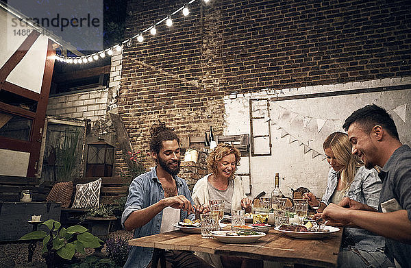 Freunde grillen im Hinterhof  essen zusammen