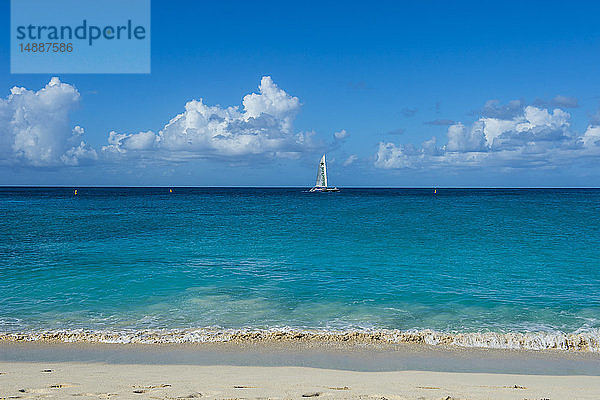 Karibik  Antillen  Sint Maarten  Strand in der Bucht von Maho  Segelboot