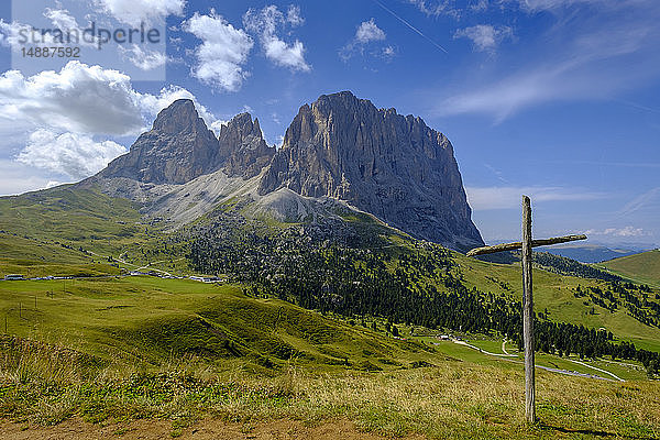 Italien  Südtirol  Sellagruppe  Langkofel und Plattkofel mit Gipfelkreuz