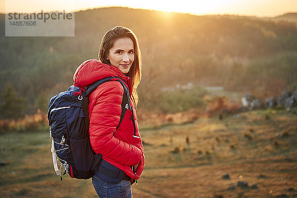 Porträt einer lächelnden Frau auf einer Wanderung in den Bergen