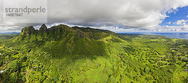 USA  Hawaii  Kauai  Berg Kalalea  Loch im Berg  Luftaufnahme