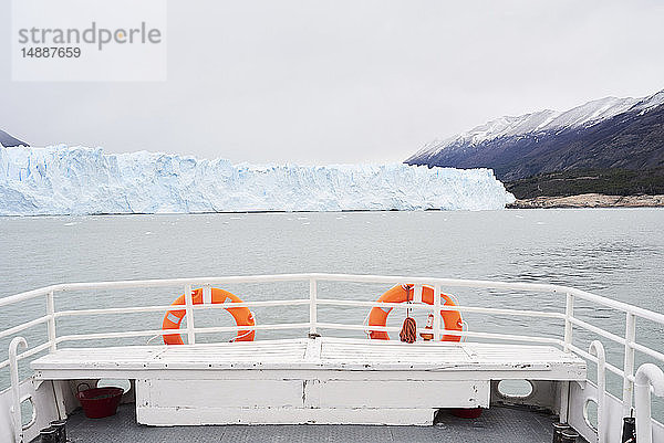 Argentinien  Patagonien  Rückansicht des Bootes am Perito-Moreno-Gletscher