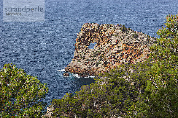Spanien  Balearen  Mallorca  Deia  Halbinsel Sa Foradada  natürlicher Bogen