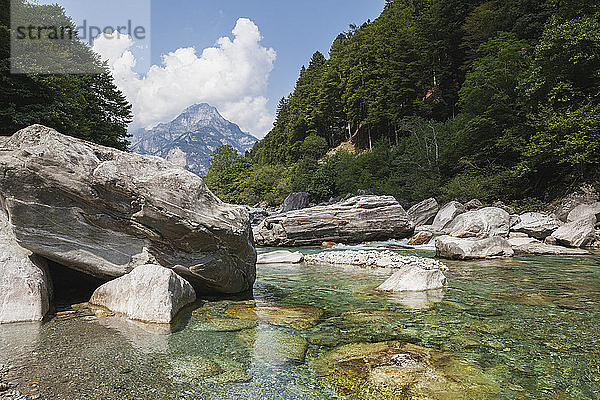 Schweiz  Tessin  Verzascatal  Fluss Verzasca und Berglandschaft