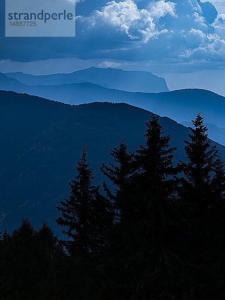 Italien  Trentino  Südtirol  Pustertal  Schiefergebirge vom Gipfel des Astjoch