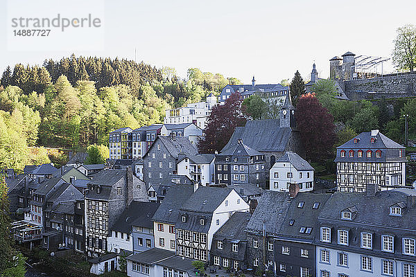 Deutschland  Nordrhein-Westfalen  Eifel  Monschau  historisches Schloss und typisches Fachwerkhaus mit Schiefer