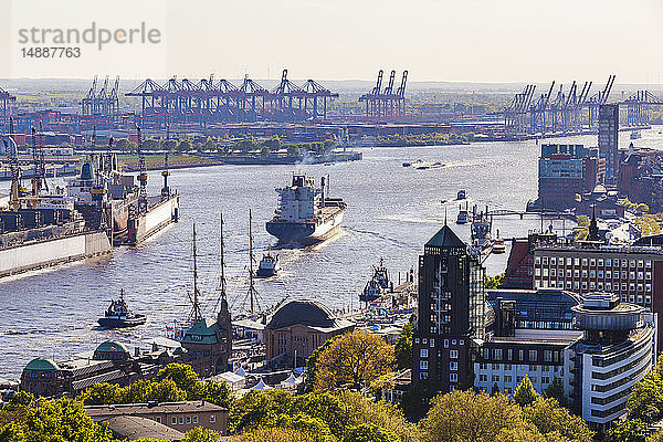 Deutschland  Hamburg  Schiffe an den Anlegestellen von St. Pauli