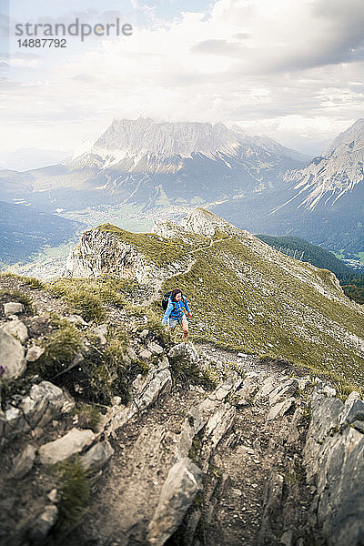 Österreich  Tirol  Frau auf einer Wanderung in den Bergen