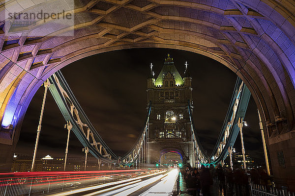 Vereinigtes Königreich  England  London  Tower Bridge  Nachtverkehr