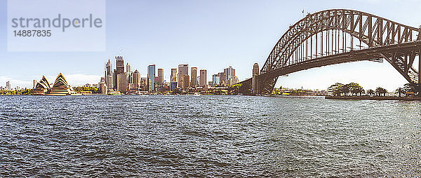 Australien  New South Wales  Sydney  Panorama von Sydney mit der Brücke  dem Hafen  dem Finanzdistrikt und dem Opernhaus