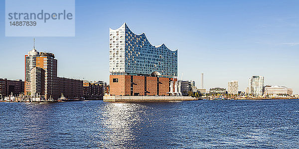 Deutschland  Hamburg  Elbphilharmonie vom Wasser aus gesehen