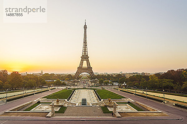 Frankreich  Paris  Eiffelturm in der Dämmerung