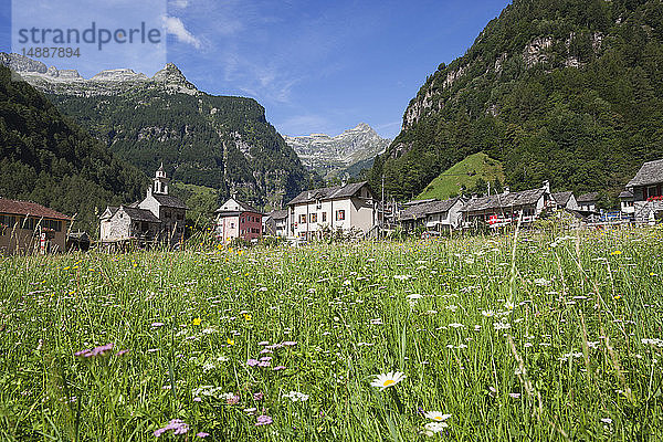 Schweiz  Tessin  Dorf Sonogno  Alpweide