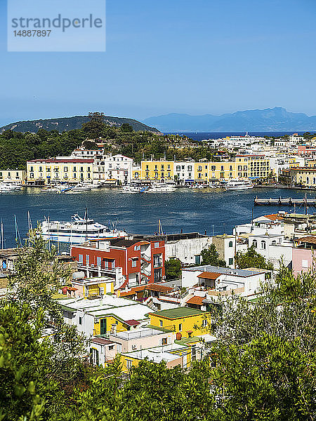 Italien  Kampanien  Ischia  Forio  Blick zum Hafen