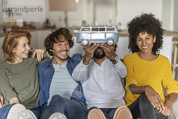 Treffen von Freunden zur Urlaubsplanung