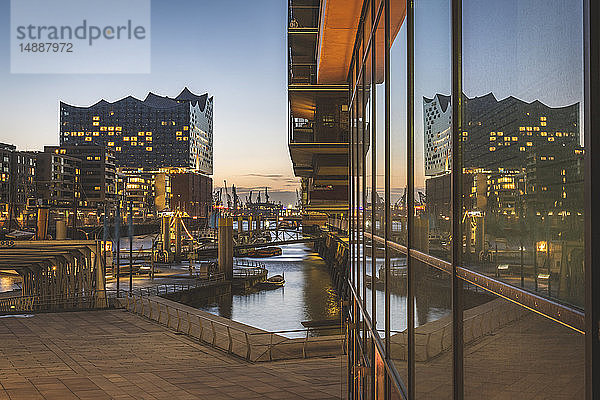 Deutschland  Hamburg  Hafencity  Traditionsschiffhafen am Abend