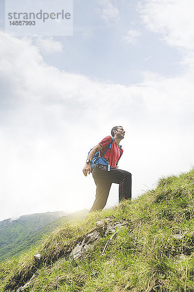 Wandernder Mann in den Karpaten  Rumänien