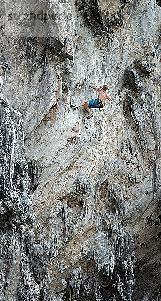 Thailand  Krabi  Lao Liang  Kletterer in Felswand