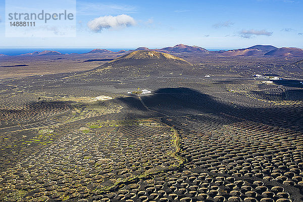 Spanien  Kanarische Inseln  Lanzarote  Weinanbaugebiet La Geria bei Yaiza  im Hintergrund die Vulkane  Luftaufnahme