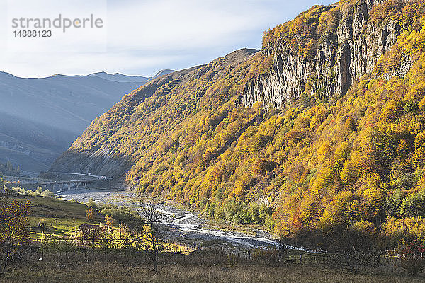 Georgien  Großkaukasus  georgische Militärstraße am Fluss Aragvi