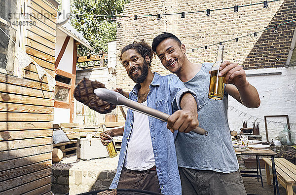 Freunde bereiten Fleisch für ein Barbecue im Hinterhof