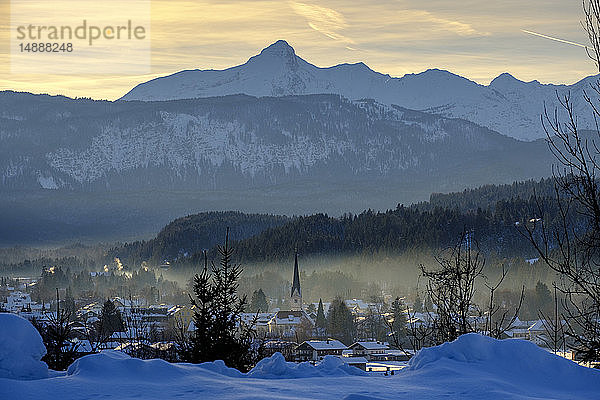 Deutschland  Bayern  Oberbayern  Garmisch Partenkichen  Blick vom Wank auf die alte Pfarrkirche St. Martin  Winterlandschaft