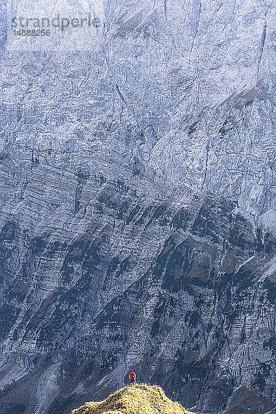 Österreich  Tirol  Hinterriss  Mann am Rande des Karwendelgebirges zwischen Torkopf und Gamskar