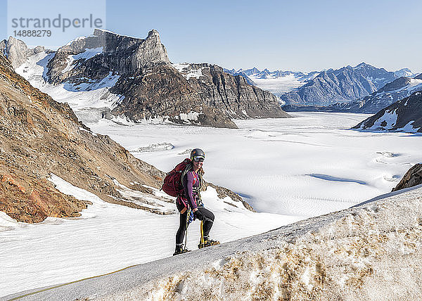 Grönland  Sermersooq  Kulusuk  Schweizer Alpen  Porträt eines lächelnden Bergsteigers im Schnee