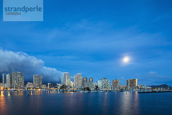 USA  Hawaii  Oahu  Honolulu und Ala Wai Bootshafen zur blauen Stunde