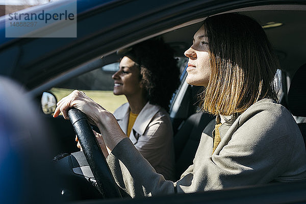 Zwei Frauen fahren in einem Auto