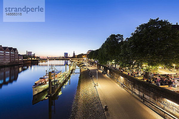 Deutschland  Freie Hansestadt Bremen  Schlachte  Weser  Flussufer  Promenade  Boote  Biergarten  Restaurants  Abenddämmerung