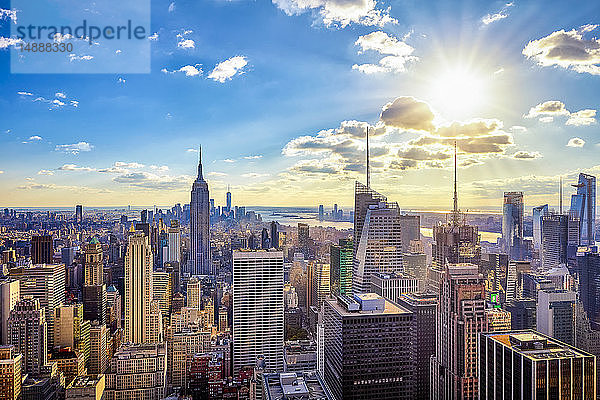 USA  New York City  Wolkenkratzer in Manhattan gegen die Sonne