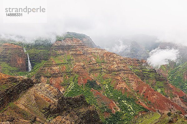 USA  Hawaii  Kaua'i  Waimea Canyon State Park  Blick auf die Waimea-Schlucht  Waipo'o Falls