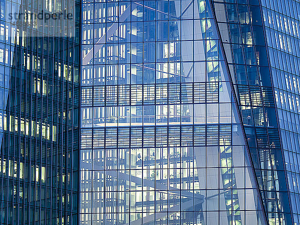 Deutschland  Hessen  Frankfurt  Europäische Zentralbank  Detail der Glasfassade