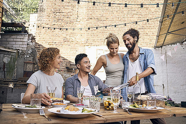 Freunde haben Spaß bei einer Grillparty  essen zusammen