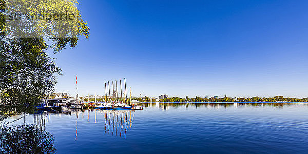 Deutschland  Hamburg  Segelboote im Hafen auf der Alster