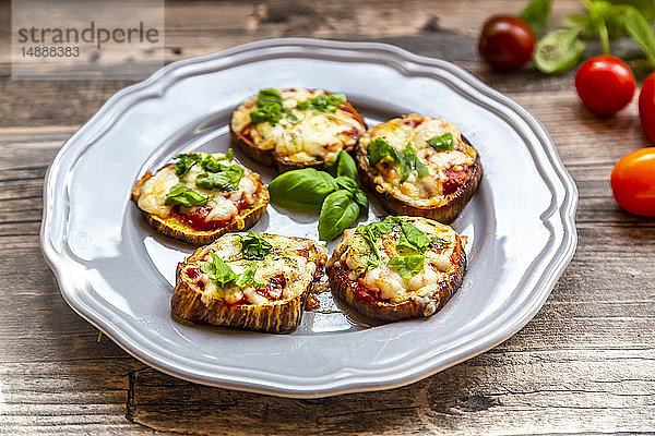Auberginenpizza  Auberginenscheiben mit Tomatensauce und Käse  überbacken  Low Carb