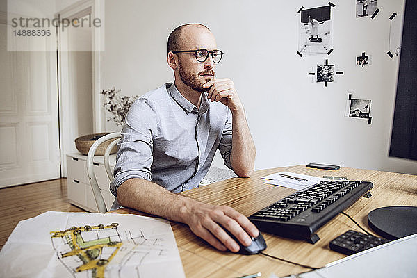 Architekt  der von seinem Heimbüro aus arbeitet