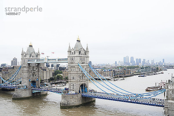 UK  London  Luftaufnahme der Tower Bridge