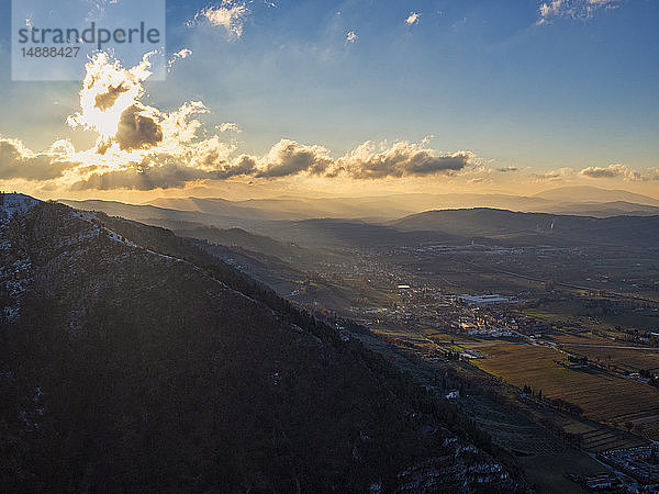 Italien  Umbrien  Gubbio  Apenninen bei Sonnenaufgang im Winter