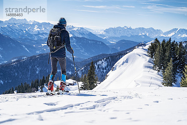 Deutschland  Bayern  Brauneck  Mann auf einer Skitour im Winter in den Bergen