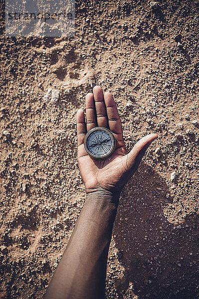 Nordafrika  Wüste Sahara  Kompass in Menschenhand