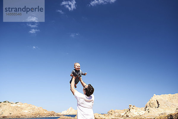 Spanien  Menorca  Vater spielt mit kleinem Sohn am Strand
