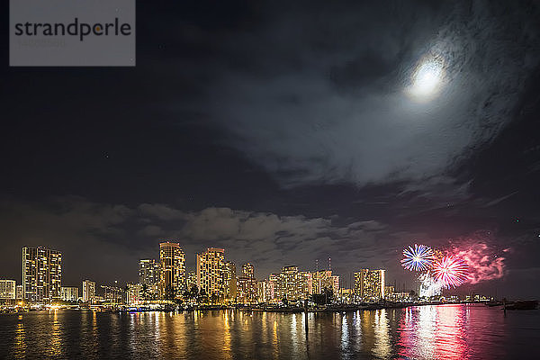 USA  Hawaii  Oahu  Honolulu bei Nacht mit Feuerwerk