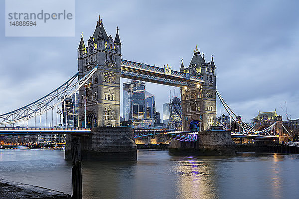 Vereinigtes Königreich  England  London  Tower Bridge am Abend